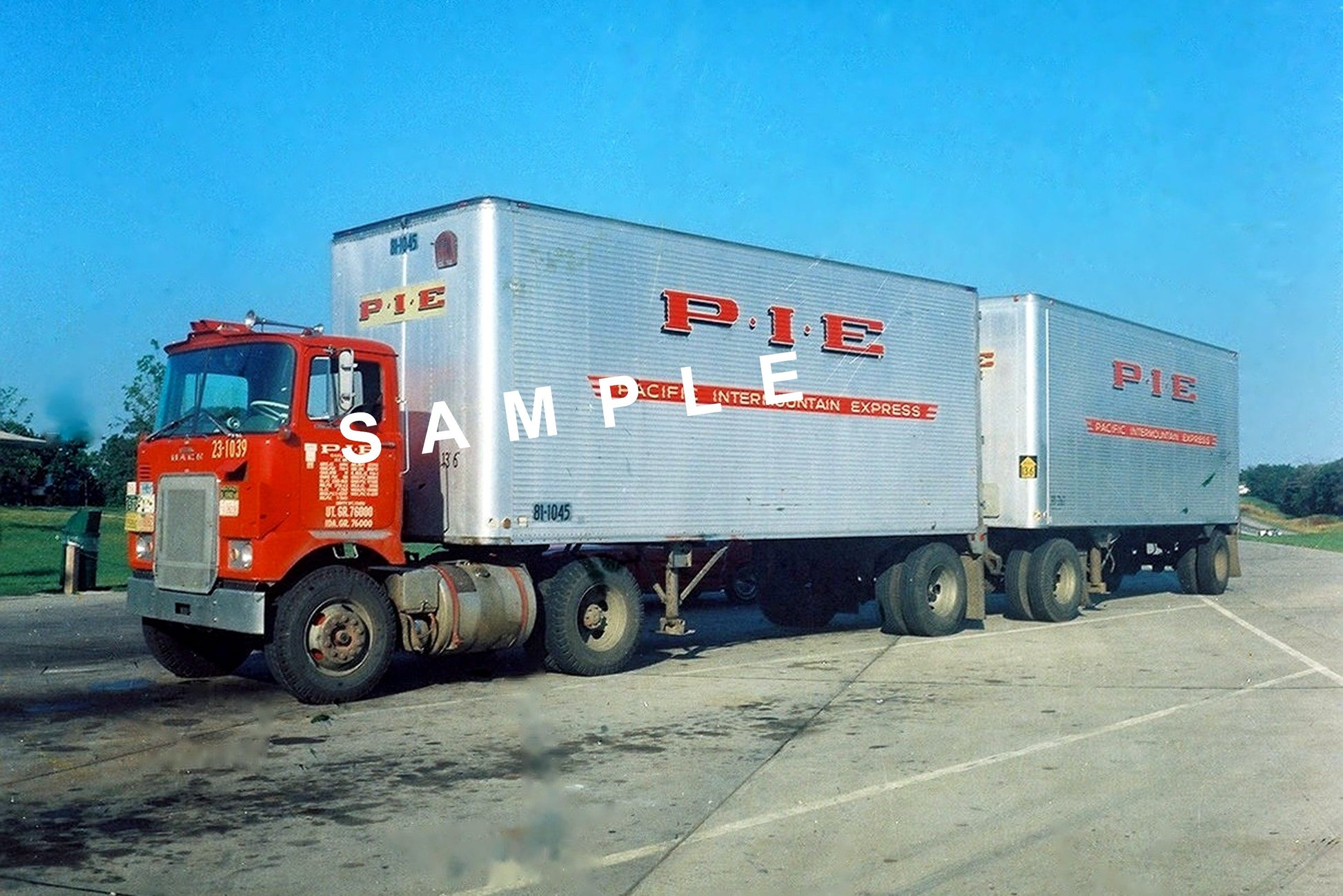 8 x 10 color semi-truck photo Mack P.I.E. doubles - Transportation Treasure